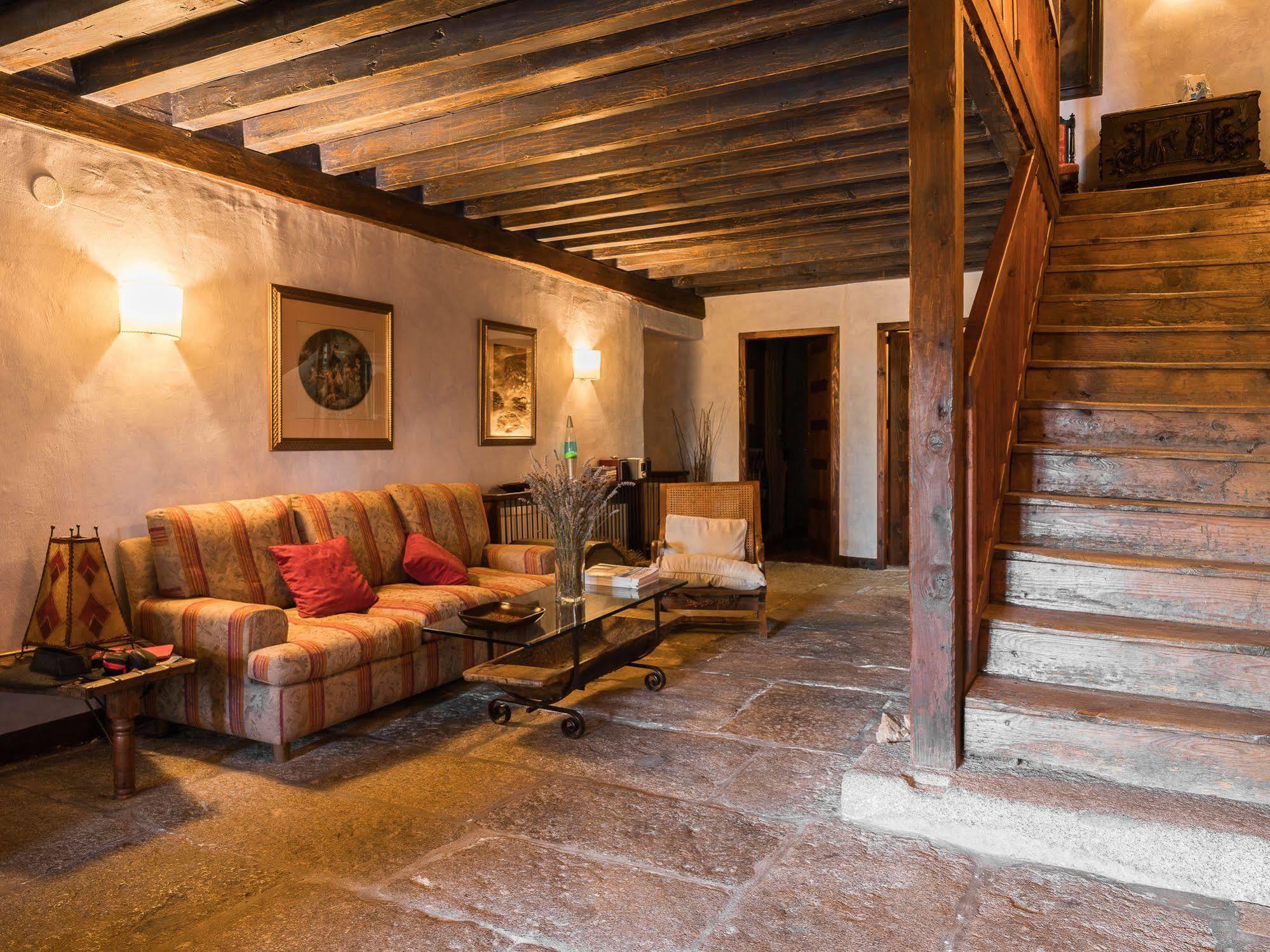 Posada Real La Casa De Arriba نافاريدوندا دي غريدوس المظهر الخارجي الصورة